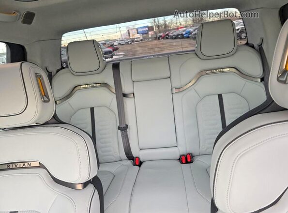 7FCTGAAL1PN024435 2023 RIVIAN R1T Зеленый Вид задних сидений
