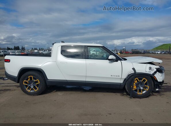 7FCTGAAL7NN000752 2022 RIVIAN R1T White Rear interior view