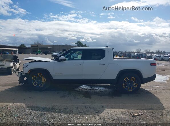 7FCTGAAL7NN000752 2022 RIVIAN R1T White 360 interior view