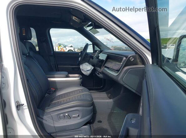7FCTGAAL7NN000752 2022 RIVIAN R1T White Front interior view