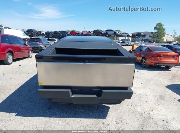 7G2CEHED5RA011044 2024 TESLA CYBERTRUCK Silver 