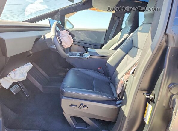7G2CEHED6RA040486 2024 TESLA CYBERTRUCK Серебряный Вид салона спереди