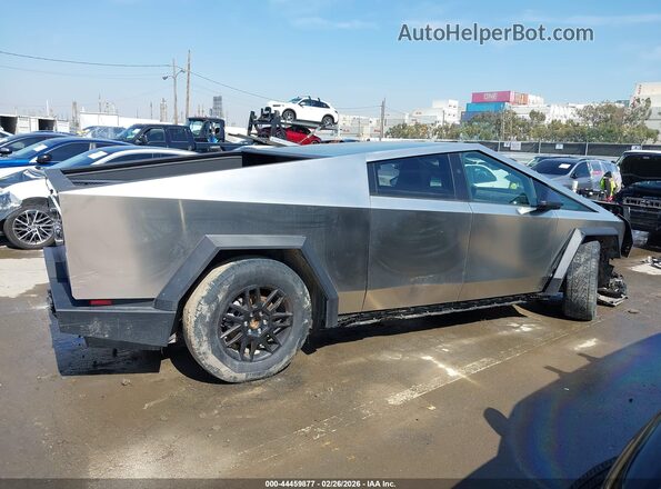 7G2CEHED9SA060947 2025 TESLA CYBERTRUCK Серебряный Вид задней части салона