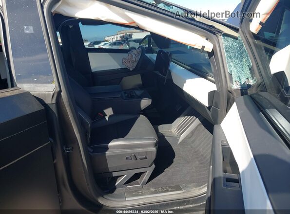 7G2CEHEDXRA010262 2024 TESLA CYBERTRUCK Черный Вид салона спереди