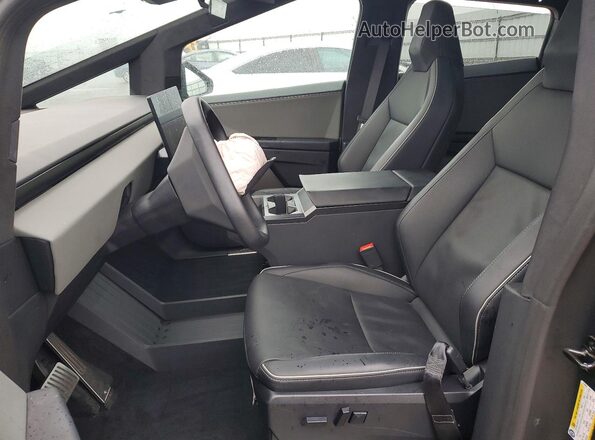 7G2CEHEDXSA070628 2025 TESLA CYBERTRUCK Серебряный Вид салона спереди