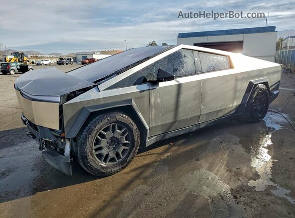 7G2CEHEE9RA021004 2024 TESLA CYBERTRUCK Silver Передня ліва чверть