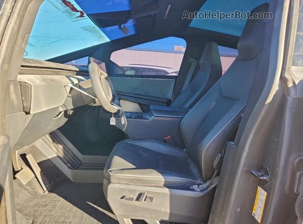 7G2CEHEE9RA021004 2024 TESLA CYBERTRUCK Silver Вид салону спереду