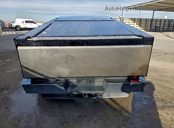 7G2CEHEE9RA021004 2024 TESLA CYBERTRUCK Silver Вид ззаду