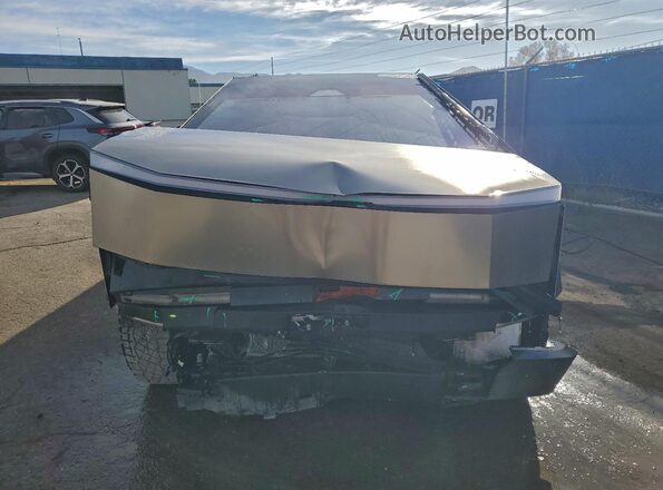 7G2CEHEE9RA021004 2024 TESLA CYBERTRUCK Silver Вид спереду