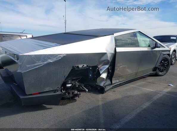 7G2CEHEE9SA062786 2025 TESLA CYBERTRUCK Серебряный Вид спереди