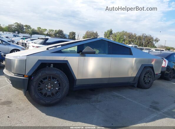 7G2CEHEE9SA062786 2025 TESLA CYBERTRUCK Серебряный Вид задней части салона