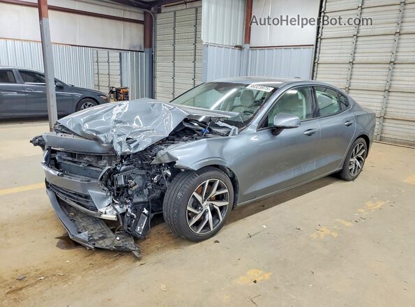 7JR102FK4KG009465 2019 VOLVO S60 Серебряный Передняя левая четверть