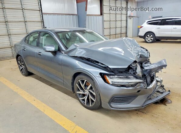 7JR102FK4KG009465 2019 VOLVO S60 Серебряный Передняя правая четверть