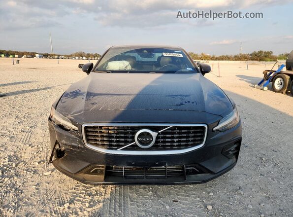 7JR102FM7KG006500 2019 VOLVO S60 Gray Widok z przodu