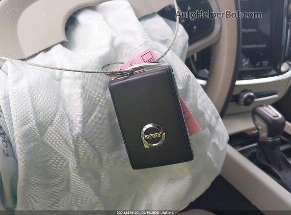 7JR102FZXMG112633 2021 VOLVO S60 Серый Вид панели приборов