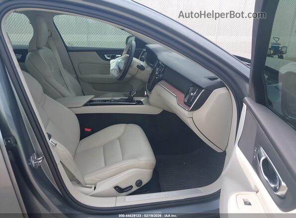 7JR102FZXMG112633 2021 VOLVO S60 Серый Вид салона спереди