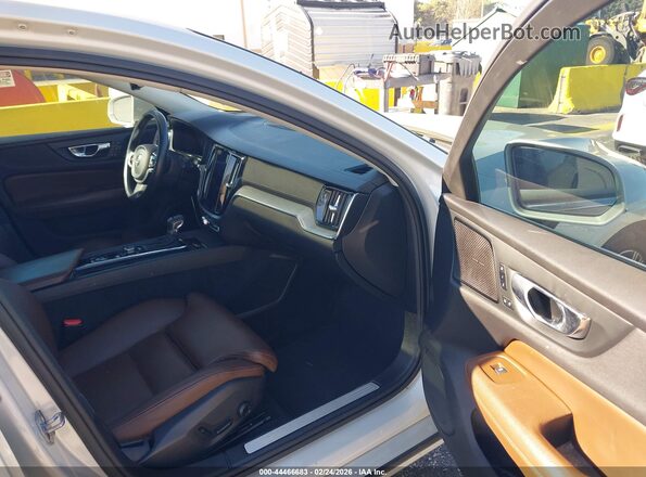 7JRA22TL4KG010090 2019 VOLVO S60 Серый Вид салона спереди