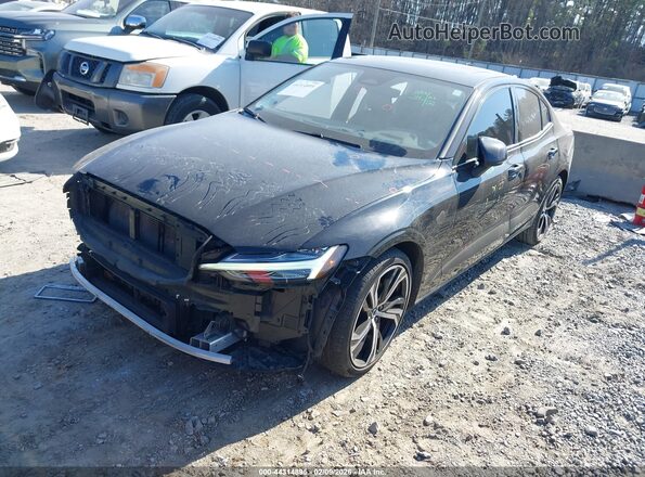 7JRL12FK6RG320041 2024 VOLVO S60 Черный Передняя левая четверть