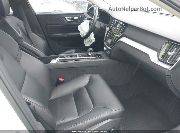 7JRL12FV7PG239900 2023 VOLVO S60 Белый Вид салона спереди