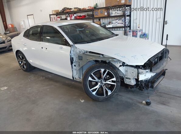 7JRL12GJ9SG362425 2025 VOLVO S60 Белый Передняя правая четверть