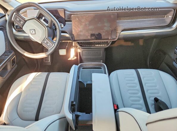 7PDSGABA7RN030721 2024 RIVIAN R1S White Widok deski rozdzielczej