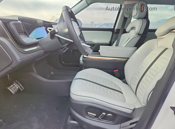 7PDSGABA7RN030721 2024 RIVIAN R1S White Widok wnętrza z przodu