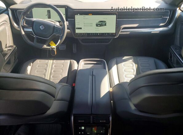 7PDSGABA7RN032856 2024 RIVIAN R1S Gray Vista del salpicadero