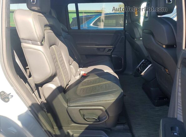 7PDSGABA7RN032856 2024 RIVIAN R1S Gray Vista interior trasera