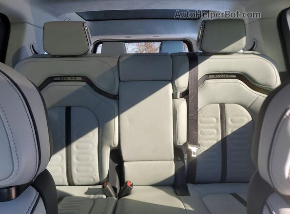 7PDSGABA9RN043969 2024 RIVIAN R1S White Widok tylnych siedzeń