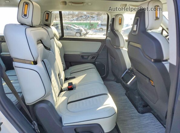 7PDSGABA9RN043969 2024 RIVIAN R1S White Widok wnętrza z tyłu
