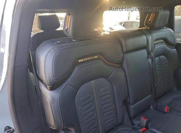 7PDSGBBA3SN066045 2025 RIVIAN R1S Gray Vista de los asientos traseros