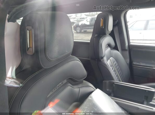 7PDSGBBA4SN049092 2025 RIVIAN R1S Черный Вид наклейки с VIN-кодом