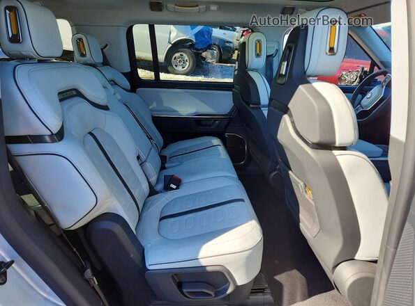 7PDSGCBA3TN084858 2026 RIVIAN R1S Белый Вид задней части салона