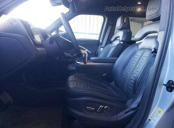 7PDSGCBA6RN041687 2024 RIVIAN R1S Silver Front interior view