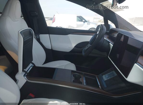 7SAXCBE50PF402413 2023 TESLA MODEL X White Widok wnętrza z przodu
