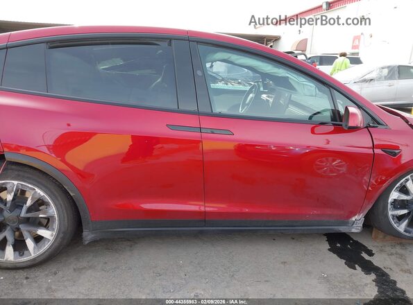 7SAXCBE50PF405571 2023 TESLA MODEL X Red Widok wnętrza z tyłu