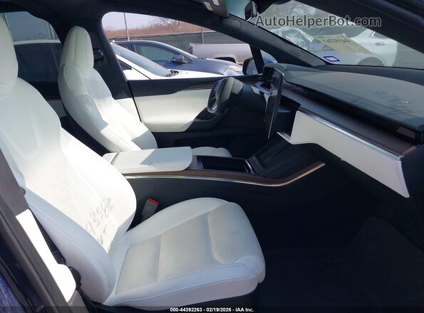 7SAXCBE57NF363929 2022 TESLA MODEL X Синий Вид салона спереди