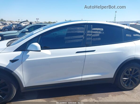 7SAXCBE62NF332953 2022 TESLA MODEL X Белый Вид задней части салона