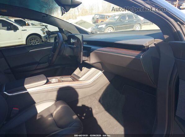 7SAXCDE56RF449749 2024 TESLA MODEL X Синий Вид салона спереди