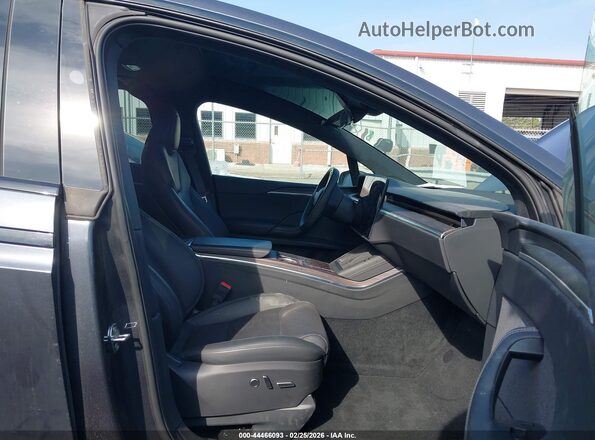 7SAXCDE57RF458752 2024 TESLA MODEL X Gray Вид салону спереду