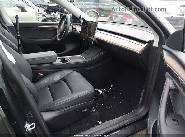 7SAYGAEE3RF009589 2024 TESLA MODEL Y Black Front interior view