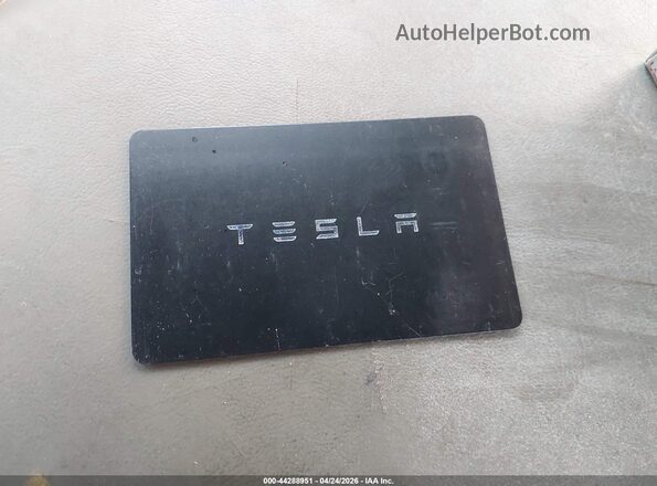 7SAYGAEE9SF262471 2025 TESLA MODEL Y White Vista del salpicadero
