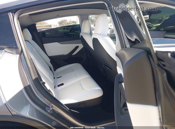 7SAYGDED2TF523806 2026 TESLA MODEL Y Gray Vista de la etiqueta del VIN