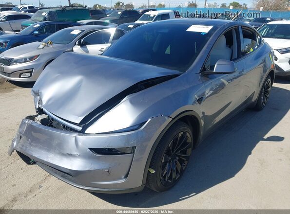 7SAYGDED2TF523806 2026 TESLA MODEL Y Gray Vista tres cuartos delantera izquierda