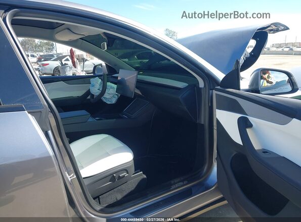 7SAYGDED2TF523806 2026 TESLA MODEL Y Gray Vista interior delantera