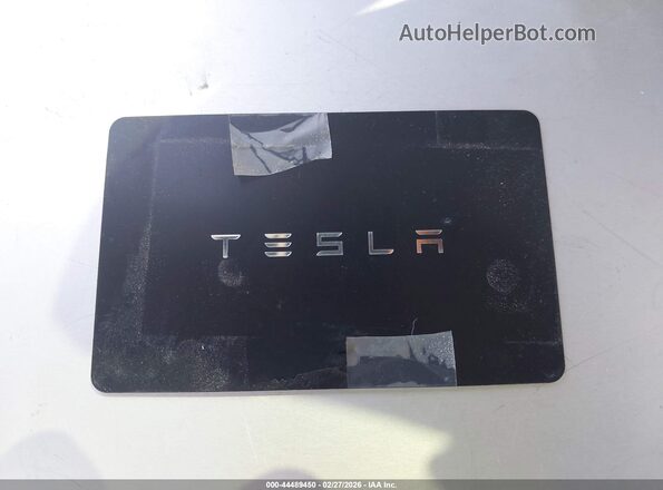 7SAYGDED2TF523806 2026 TESLA MODEL Y Gray Vista del salpicadero