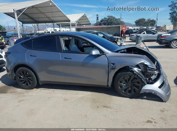 7SAYGDED2TF523806 2026 TESLA MODEL Y Gray Vista interior trasera