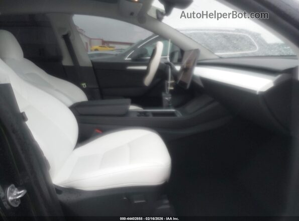 7SAYGDED5SF221182 2025 TESLA MODEL Y Gray Widok wnętrza z przodu