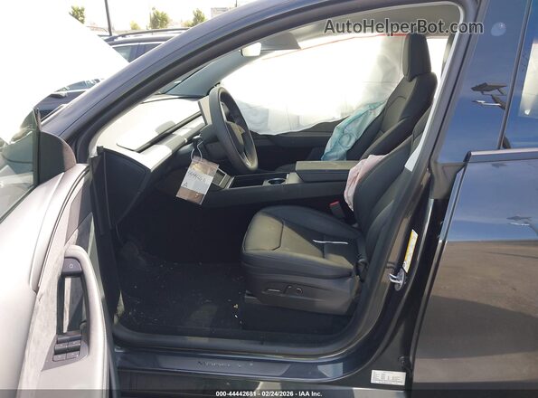 7SAYGDED5TF459762 2026 TESLA MODEL Y Gray Widok wnętrza z przodu