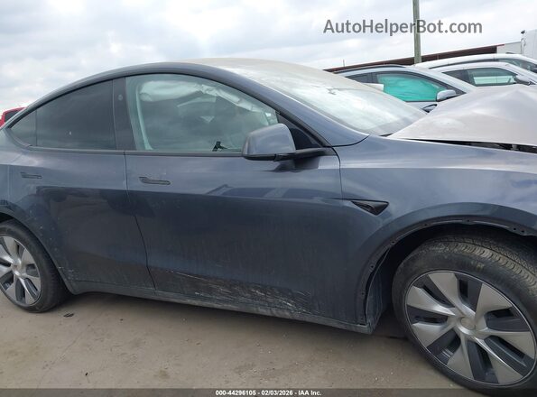 7SAYGDED8PF960702 2023 TESLA MODEL Y Gray Widok wnętrza z tyłu
